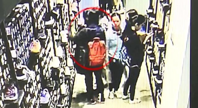 拆防盗钉 叮铃哐啷动静太大引来店员ag旗舰厅女子太嚣张！试衣间里暴力(图5)